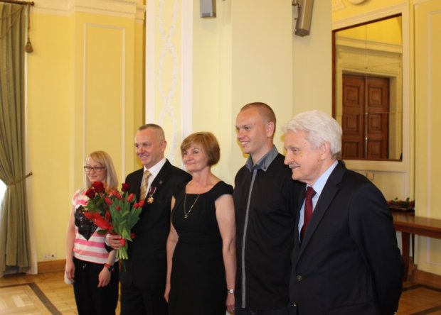 Prezes Roman Soroczyński w otoczeniu pracowników Urzędu Dzielnicy Targówek, wspierających działalność Klubu