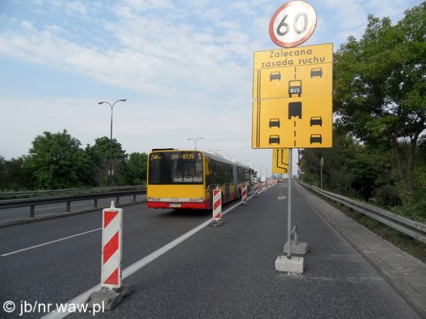 Organizacja ruchu - tablica informująca o sposobie jazdy autobusów i innych pojazdów.