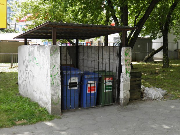 Śmietnik z pojemnikami