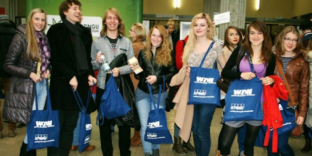 Przed zwiedzaniem - studenci wyposażeni w niezbędne akcesoria