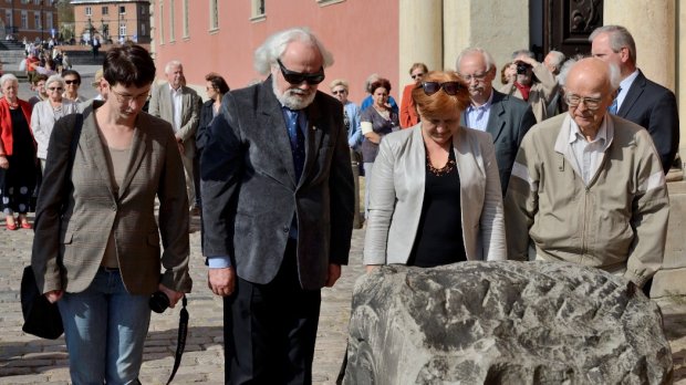 wieniec przy tablicy pamiątkowej złożyli (od lewej): Aleksandra Sheybal- Rostek prezes Oddziału Ursus TPW, Paweł Kruk skarbnik ZG TPW, Beata Michalec prezes ZG TPW, Tadeusz Burchacki członek Towarzystwa Saska Kępa-Oddział TPW