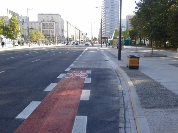 Koniec drogi rowerowej przed przystankiem