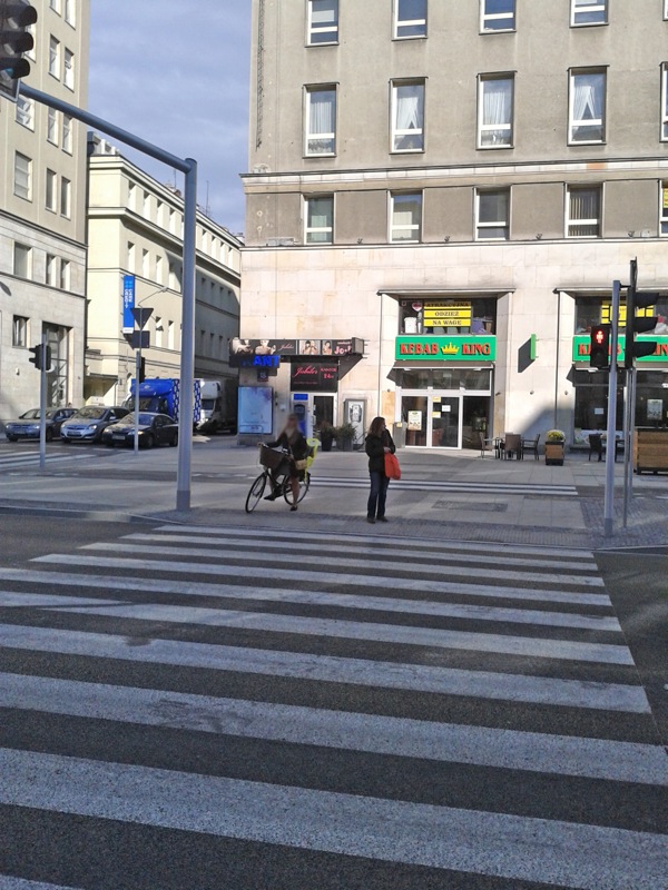 Pani przed przejściem dla pieszych