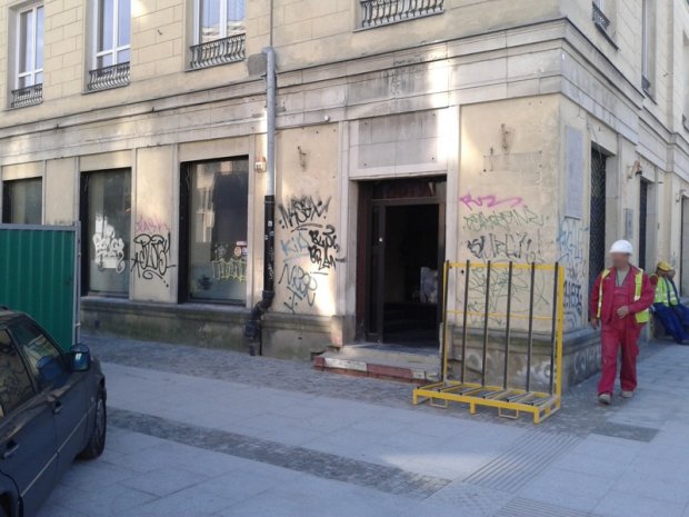 Lokale przy wejściu do metra. Salon Warszawy!
