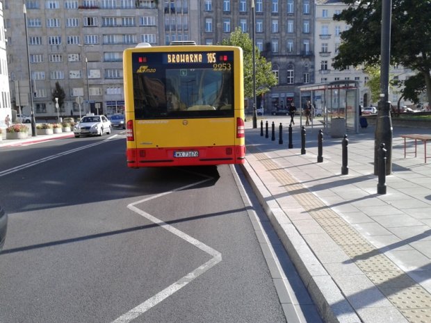 Wyprzedził mnie autobus i wjechał przede mnie na przystanek. Co mogę zrobić?