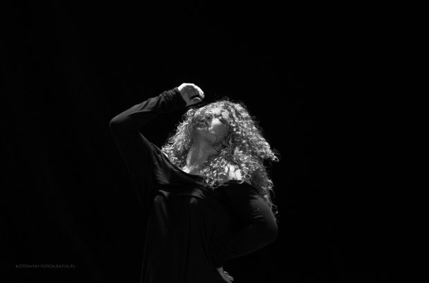 Choreografia i wykonanie: Anat Grigorio Dźwięk: Idan Shimoni Światła: Shachar Werchason