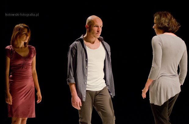 Spektakl „Zbliżenia” powstał w wyniku współpracy pomiędzy tancerzami Teatru Tańca Zawirowania i słowackim choreografem Tomášem Nepšinským. Punktem wyjścia do spektaklu jest pytanie, czy wiążąc się z drugą osobą jesteśmy z nią naprawdę, czy tylko z wyobrażeniem, które mamy na temat partnera. W poetyckich obrazach ukazane zostały relacje, które wypaczają się pod wpływem czasu. Mężczyzna zostaje skonfrontowany z obrazem „męskości” jaki kreują kobiety.