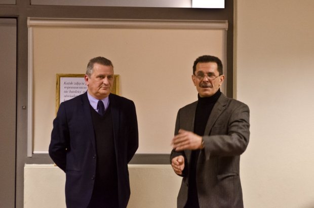 Wernisaż wystawy "Moje miasto nocą". Andrzej Seta (z prawej) i Edward Kalisz - dyrektor Ośrodka Kultury w Dzielnicy Wesoła m.st. Warszawa