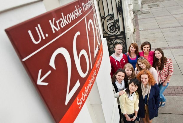 Uniwersytet Warszawski - studenci przy bramie głównej