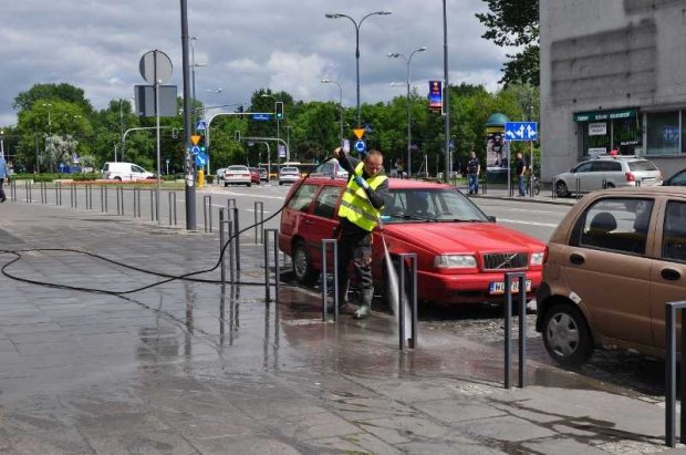 Chodniki ul. Francuskiej zostały umyte gorącą wodą pod ciśnieniem 
