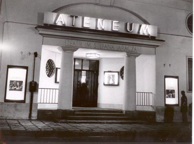 Wejście do Teatru Ateneum - lata siedemdziesiąte