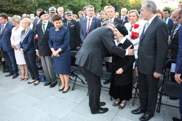 Uroczystości 1 sierpnia 2015 na CPW - Prezydent RP Bronisław Komorowski wita sie z Panią Wandą Traczyk-Stawską ps. Pączek