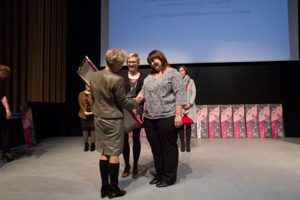 Laureatki 3. miejsca w konkursie. Nagrodę wręcza pani Katarzyna Majdura, naczelnik Wydziału Edukacji i Wychowania Dzielnicy Targówek, paniom Annie Chanke (w okularach) i Magdalenie Milczewskiej