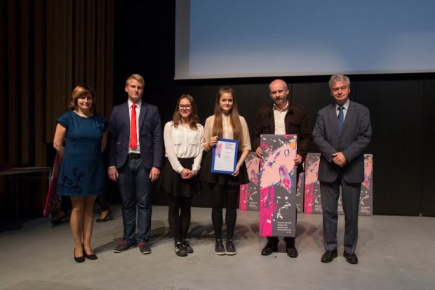 od lewej: Anna Michalak-Pawłowska pełnomocnik Prezydent m.st. Warszawy ds. Edukacji Kulturalnej, Karol Kowalewski, Natalia Dąbrowska, Oliwia Korczek, Dominik Zuziak, Mirosław Sielatycki, zastępca dyrektora Biura Edukacji UM