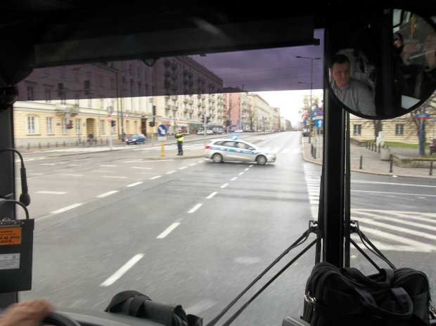 Objazdy niepodległości. Aleja Solidarności w kierunku Al. JP2 i Woli - zamknięta. Autobus jedzie w objazd.