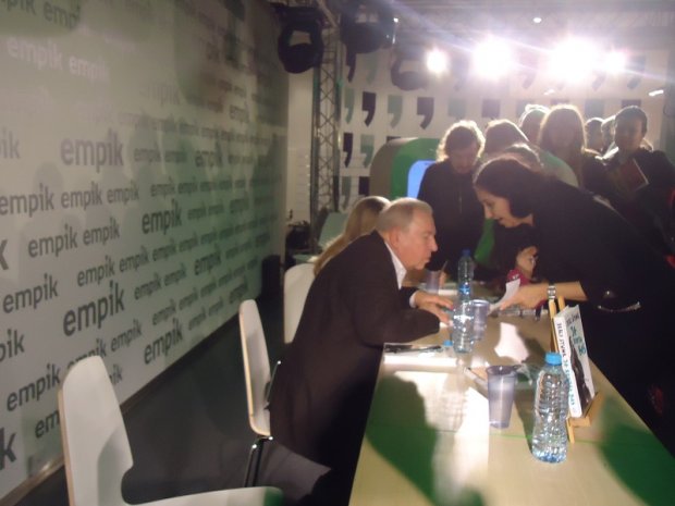 Jerzy Stuhr podpisuje książkę "Ja kontra bas"