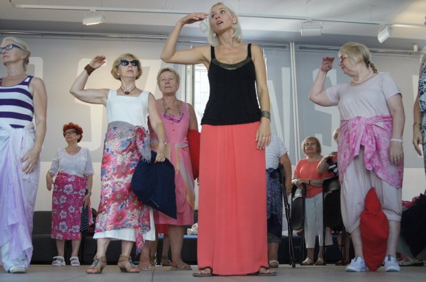 Warsztaty Turnus Kreatywnego Seniora - Magdalena Engelmajer z Seniorkami
