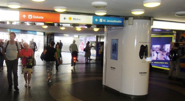 Rowerzysta w przejściu podziemnym jedzie w kierunku wyjścia do stacji Metro Centrum 