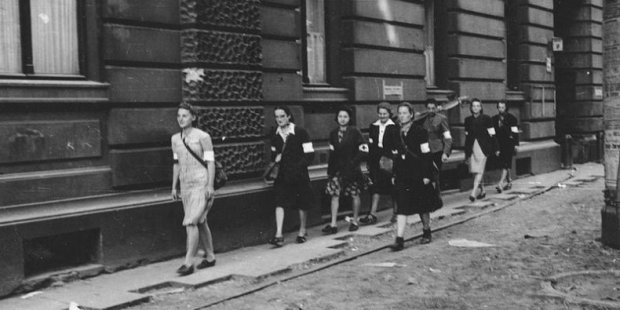 Warszawscy Powstańcy - Wymarsz patrolu sanitarnego Wojskowej Służby Kobiet AK na ulicy Moniuszki 9
