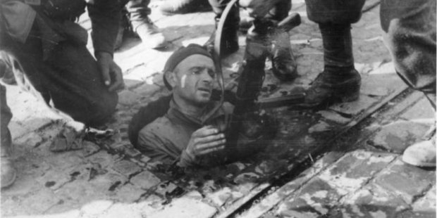 Warszawscy Powstańcy - Złe wyjście z kanału. – Gdzieś na ulicy Puławskiej pomiędzy ulicami Madalińskiego a Dworkową.
