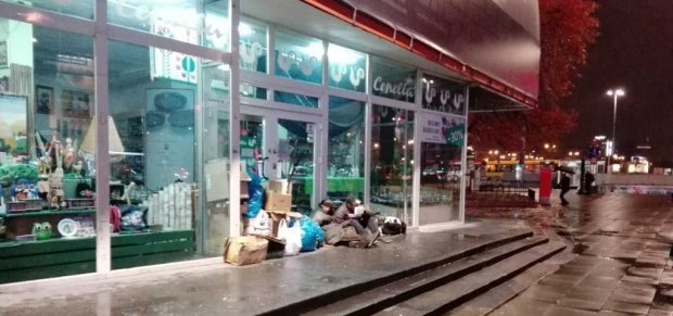 Ubogi i bezdomny. w prowizorycznym, kartonowym mieszkaniu pod Cepelią w Centrum Warszawy. Zdjęcie z dnia 8.10.2016 r.g 19:25.
