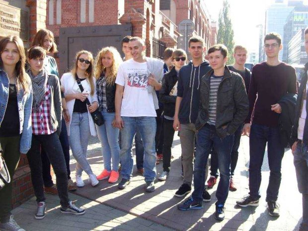 Wielkie Zwiedzanie Warszawy 2015 - Studenci przy Muzeum Powstania Warszawskiego