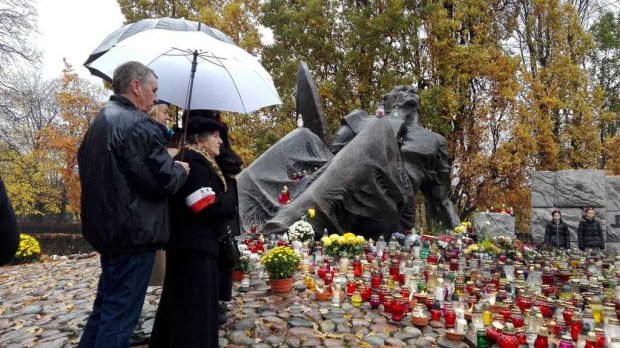 Modlitwa przy kurhanie. Cmentarz Powstańców Warszawy