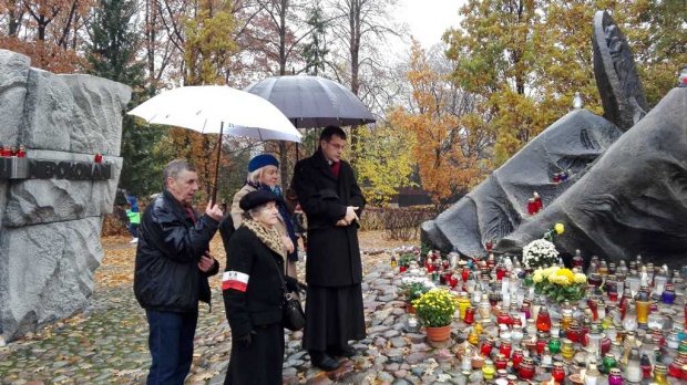Modlitwa przy kurhanie. Cmentarz Powstańców Warszawy