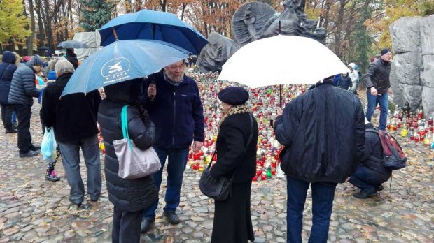 Pani Wanda z mieszkańcami. Cmentarz Powstańców Warszawy