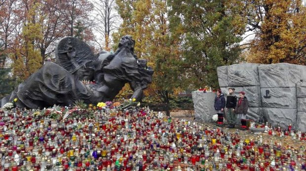 Warta harcerska. Cmentarz Powstańców Warszawy
