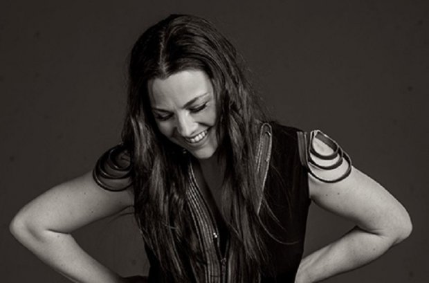Amy Lee z czarującym uśmiechem
