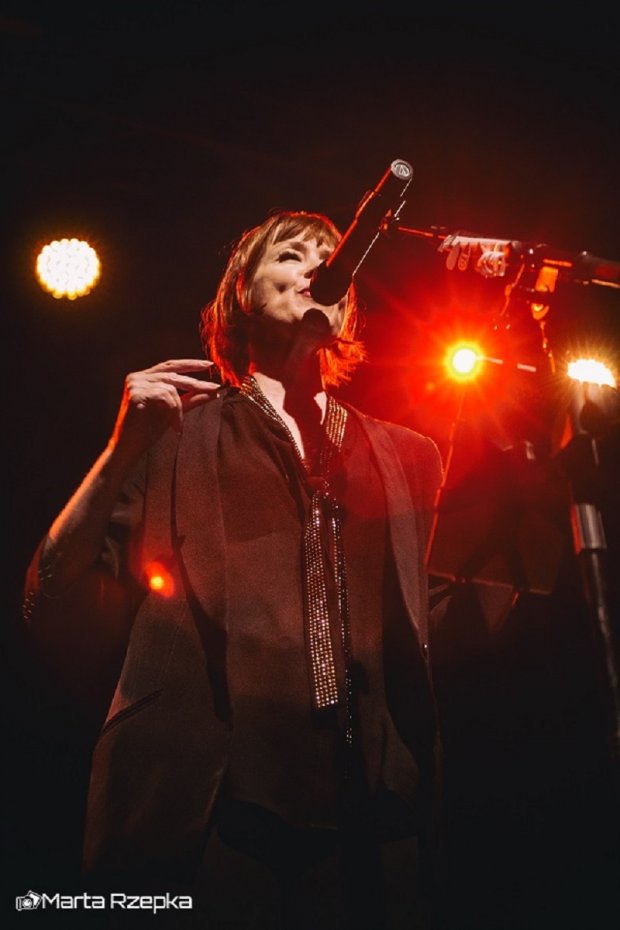 Suzanne Vega w świetle jupiterów