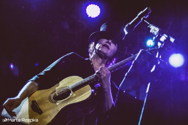 Suzanne Vega z gitarą akustyczną