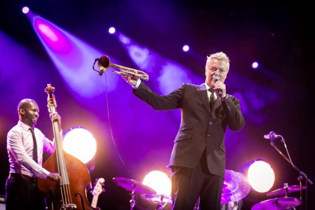 Chris Botti pokazuje swój instrument