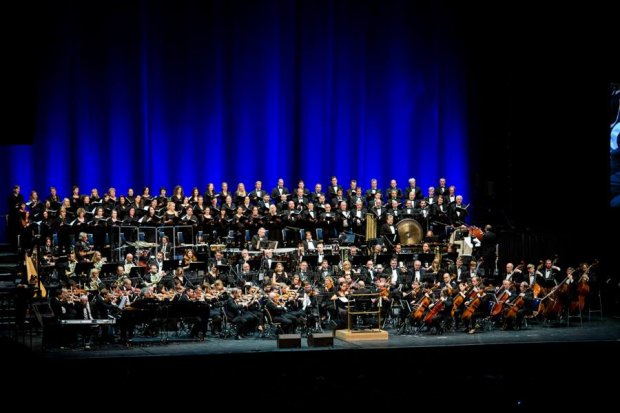 Orkiestra i Chór na scenie