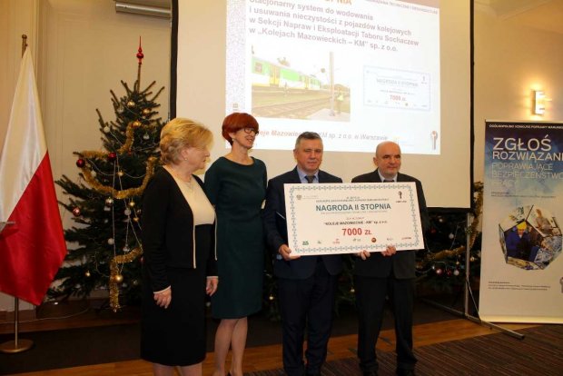 Wręczenie nagrody - od prawej: Jacek Bocheński, główny inżynier w Kolejach Mazowieckich (laureat nagrody), Czesław Sulima, członek zarządu, dyrektor eksploatacyjny KM, minister Elżbieta Rafalska, prof. dr hab. n. med. Danuta Koradecka, dyrektor CIOP