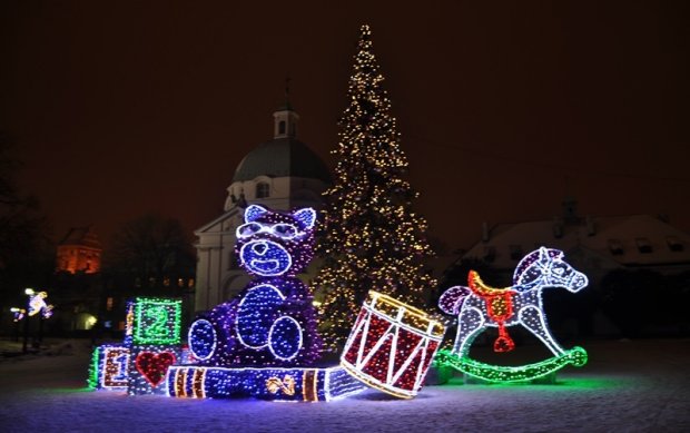 Rynek Nowego Miasta z iluminacyjnymi prezentami