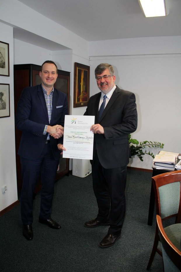 Bartłomiej Styrnik i Robert Stępień przekazanie zaproszenia na wylicytowaną jazdę symulatorem "Elfa". Z lewej zwycięzca aukcji. - przekazanie zaproszenia na wylicytowaną jazdę symulatorem "Elfa". Z lewej zwycięzca aukcji.