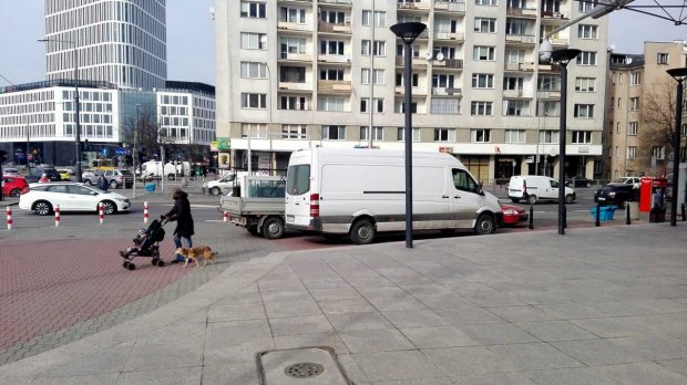 Parkowanie na chodniku ciężarówkami, które wjechały przez przystanek autobusowy i przejechały manewrując po chodniku kilkadziesiąt metrów przy dużym ruchu pieszych.