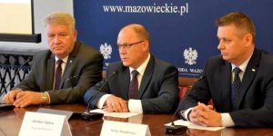 Wojewoda Mazowiecki i wicewojewodowie. - Biefing prasowy 25 czerwca 2018 r . Od lewej: Wicewojewoda Sylwester Dąbrowski, Wojewoda Zdzisław Sipiera, Wicewojewoda Artur Standowicz.