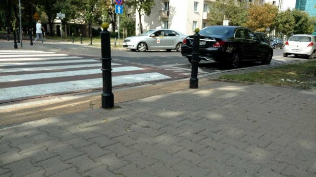 Bezpieczna droga do szkoły? Zdjęcie wykonane na poziomie oczu dziecka