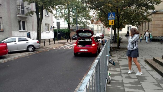 Bezpieczna droga do szkoły? Policjant nie chce być nadgorliwy i nie reaguje na takie parkowanie.