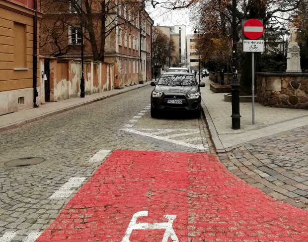 Ulica Przyrynek na Nowym Mieście - tabliczka pod znakiem zakazu wjazdu wręcz zaprasza do konfrontacji z nadjeżdżającymi samochodami.