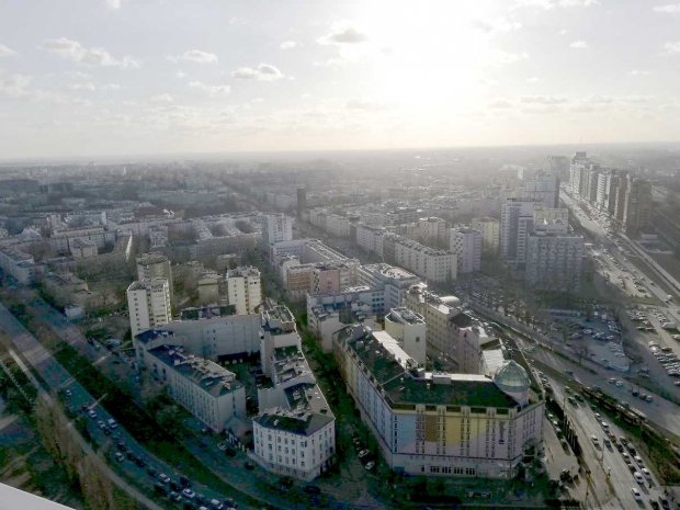 Ulica Grójecka na warszawskiej Ochocie. Widok z tarasu klubu "Level 27" na pierwszym dachu wieżowca Milenium Plaza, zwanego popularnie "Turkiem".