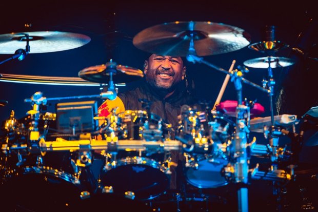 Carter Beauford gra na perkusji