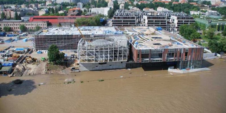 Fala na bulwarach - Rok 2010, Centrum Kopernika w budowie, woda podeszła tam gdzie dziś są piękne bulwary wiślane.
