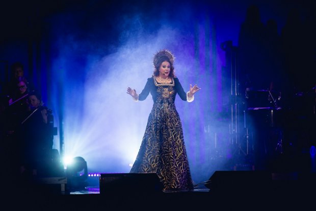 Sarah Brightman plus suknia i diadem