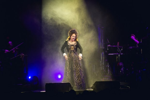 Sarah Brightman śpiewa i tańczy