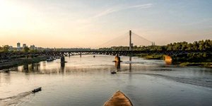 Wisłą. Widok na most Świętokrzyski od południowej strony.