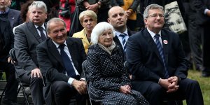 Danuta Szaflarska i prezydent Bronisław Komorowski podczas odsłonięcia pomnika Haliny Mikołajskiej w Warszawie (2012)